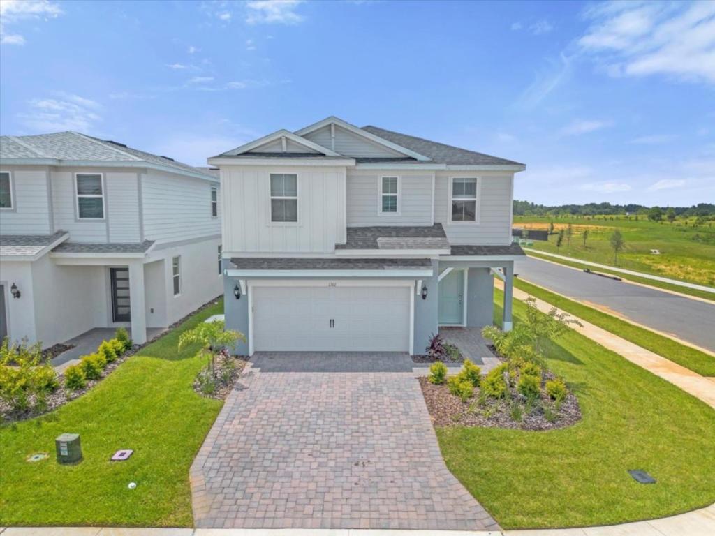 7 Bedrooms- 5,5 Bathrooms- Windsor Cay1301er