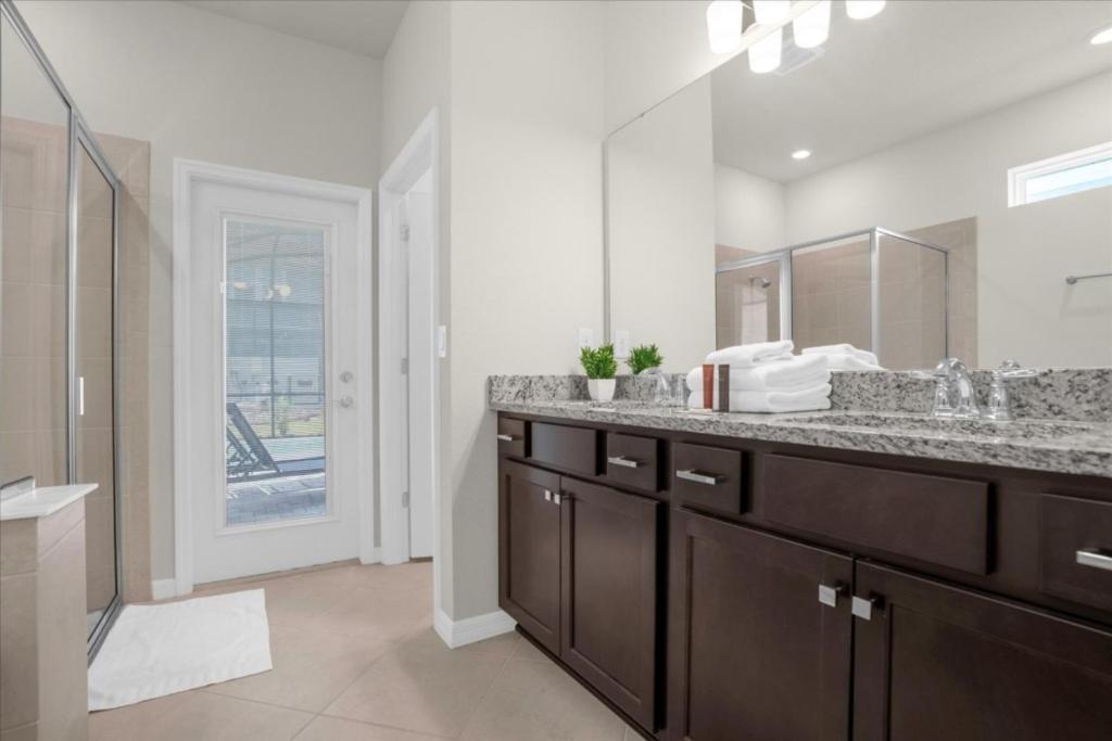 7 Bedrooms- 5,5 Bathrooms- Windsor Cay1301er * Orlando