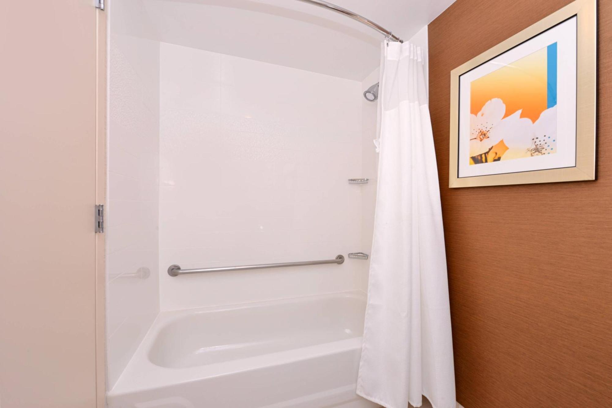 Hotel Fairfield Airport 3*
