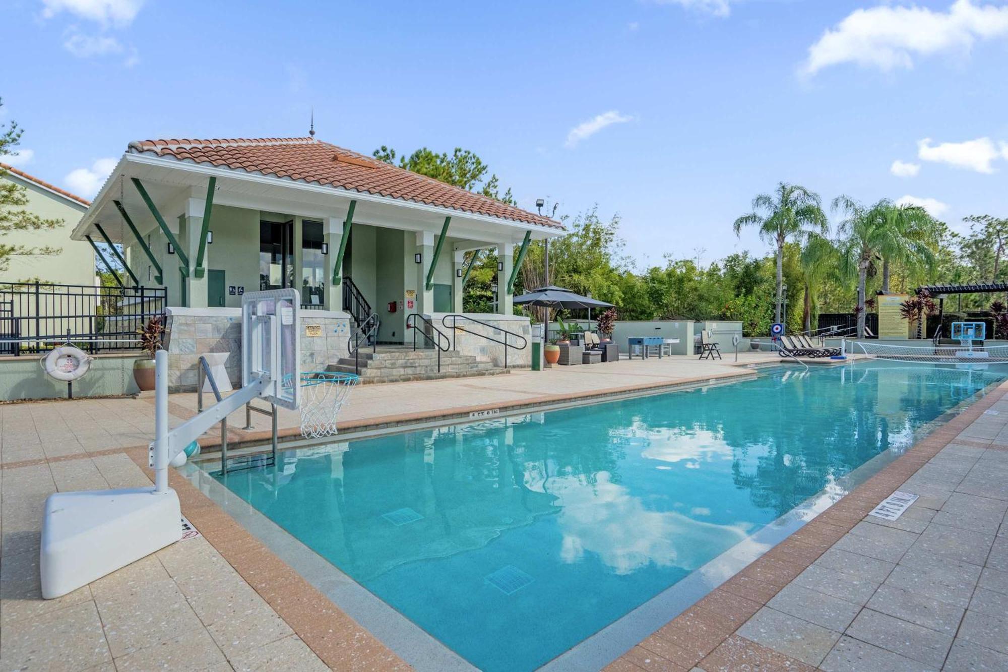 Luxury Townhome - 5 Minutes To Holiday home *