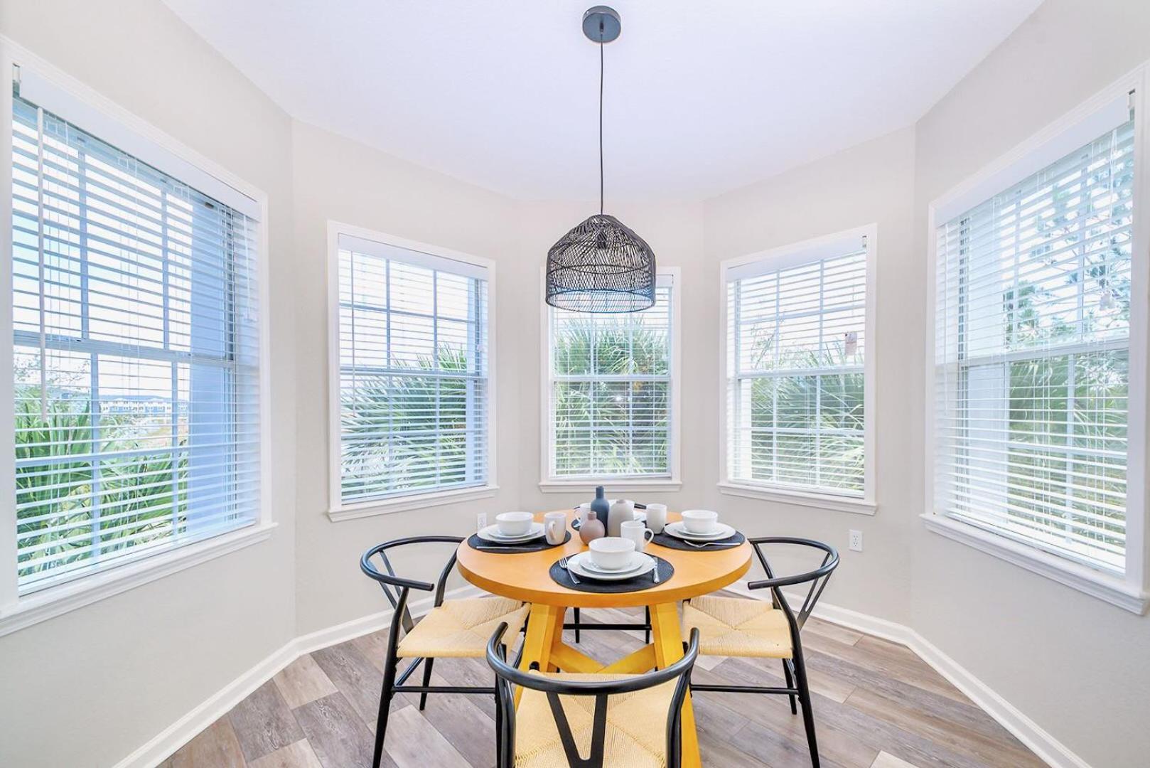 Spacious 2br W Pool & Hot Tub Near Holiday home Orlando