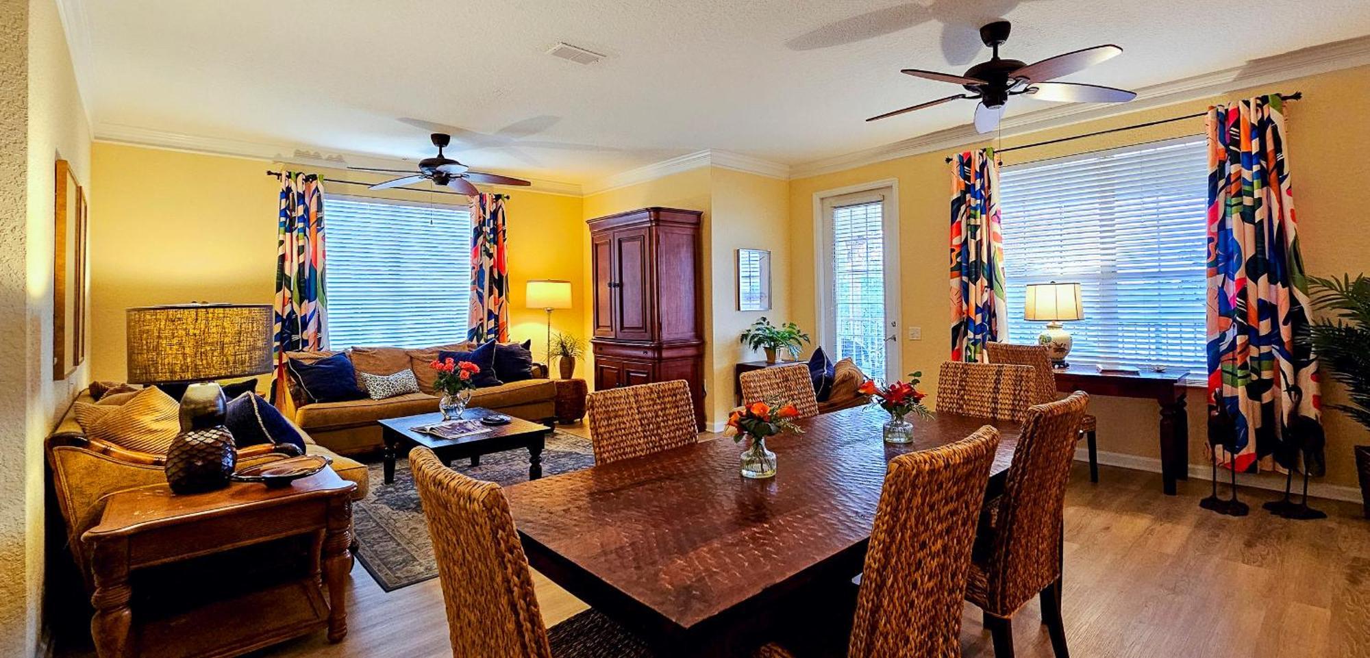 Gorgeous 3 Bed Lakeview, Vista Cay - 1010 *