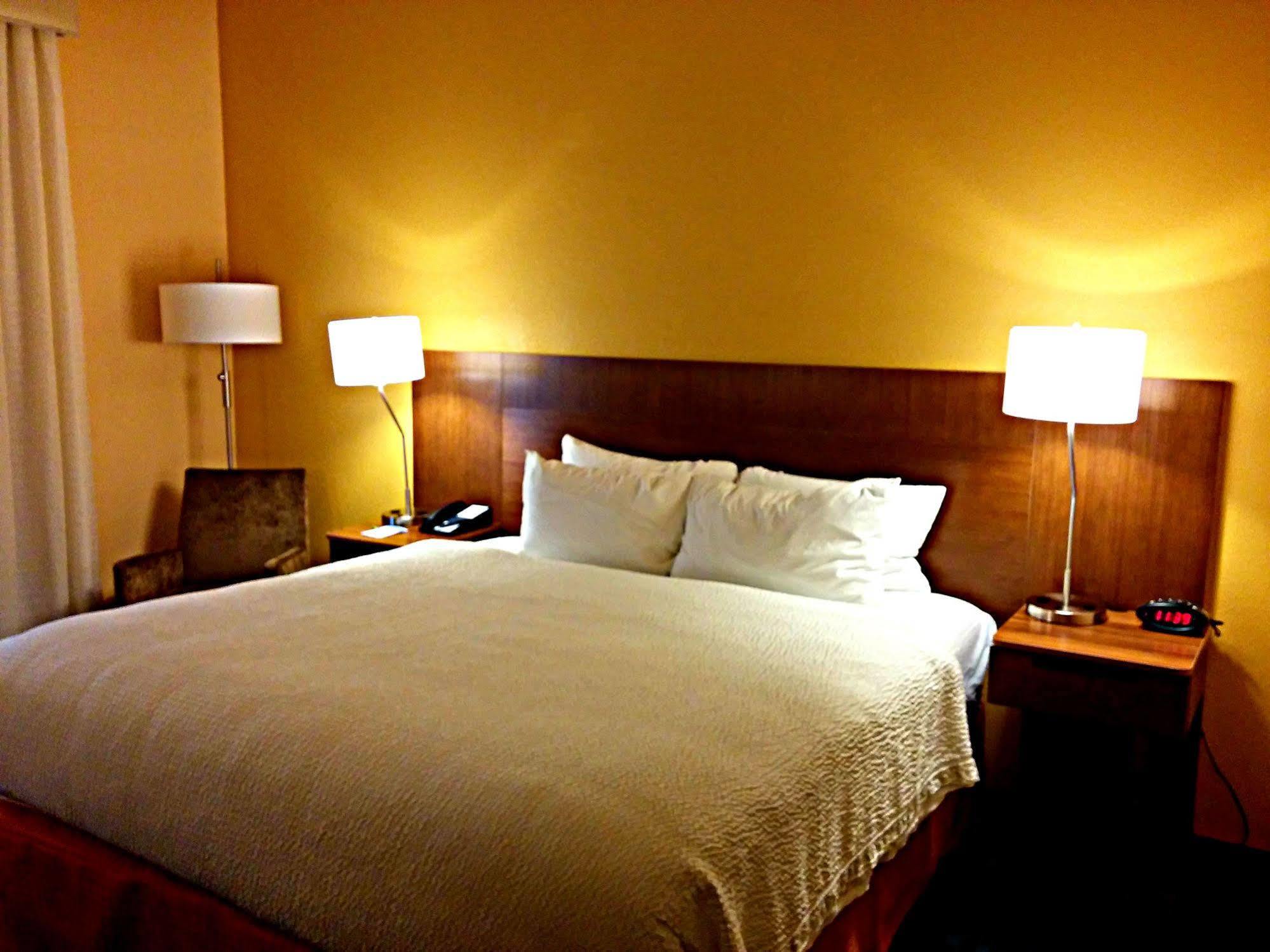 Hotel Fairfield Airport 3*