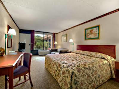 Days & By Wyndham Airport 2*