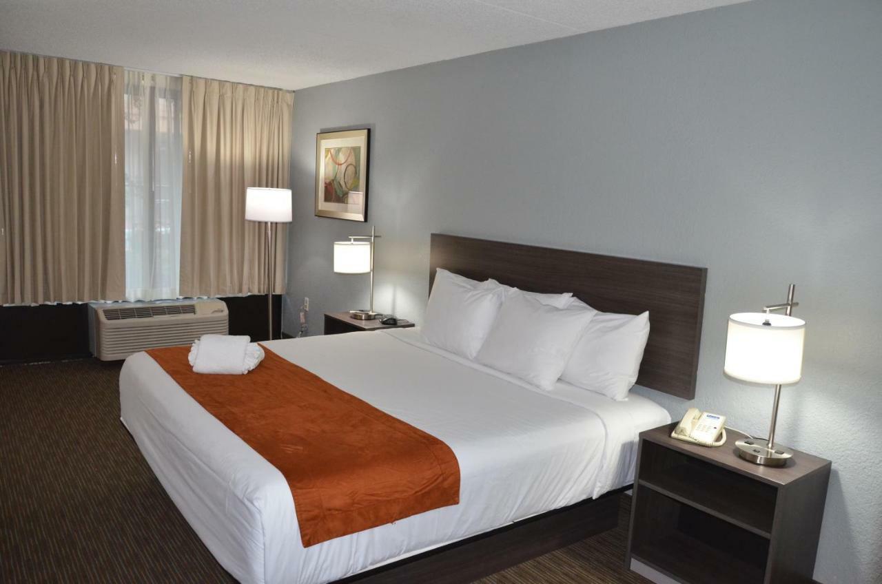 Days & By Wyndham Airport Motel