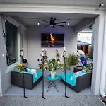 Newly Constructed Modern Pet Friendly Zen Home With Private Home Theater & Hot Tub! Home