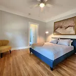 Cozy Vintage Bungalow @Mills50 District