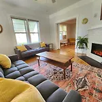 Cozy Vintage Bungalow @Mills50 District