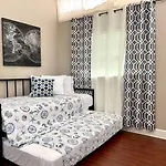 Pet-Friendly 6Br W Fast Wifi Near Downtown!