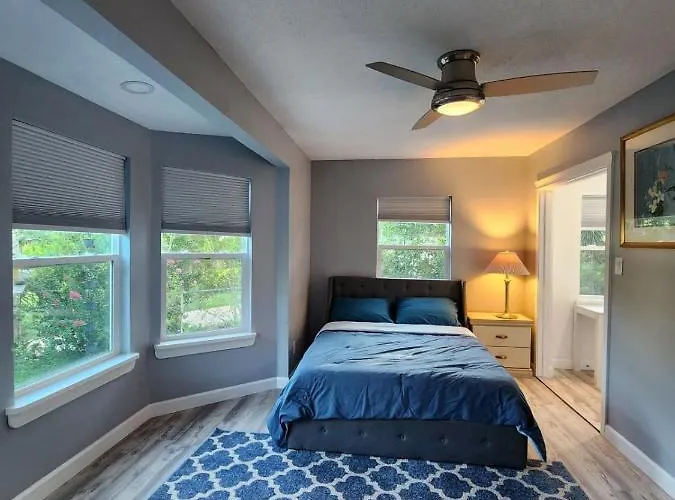Spacious Bedroom With Private Workspace, Ensuite Bathroom - Room# 1 In Shared House No Pet