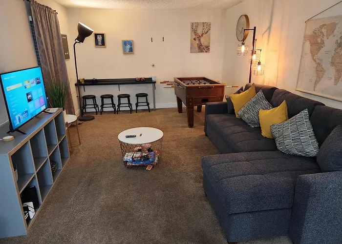 Centauri Vacation Rentals Beautiful 2-Bedroom Condo, Near All Orlando Attractions, Free Parking & Wi-Fi, King Bed, #1