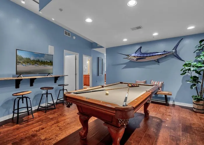 2Bd 2Bth Penthouse Downtown With Large Billiard Room