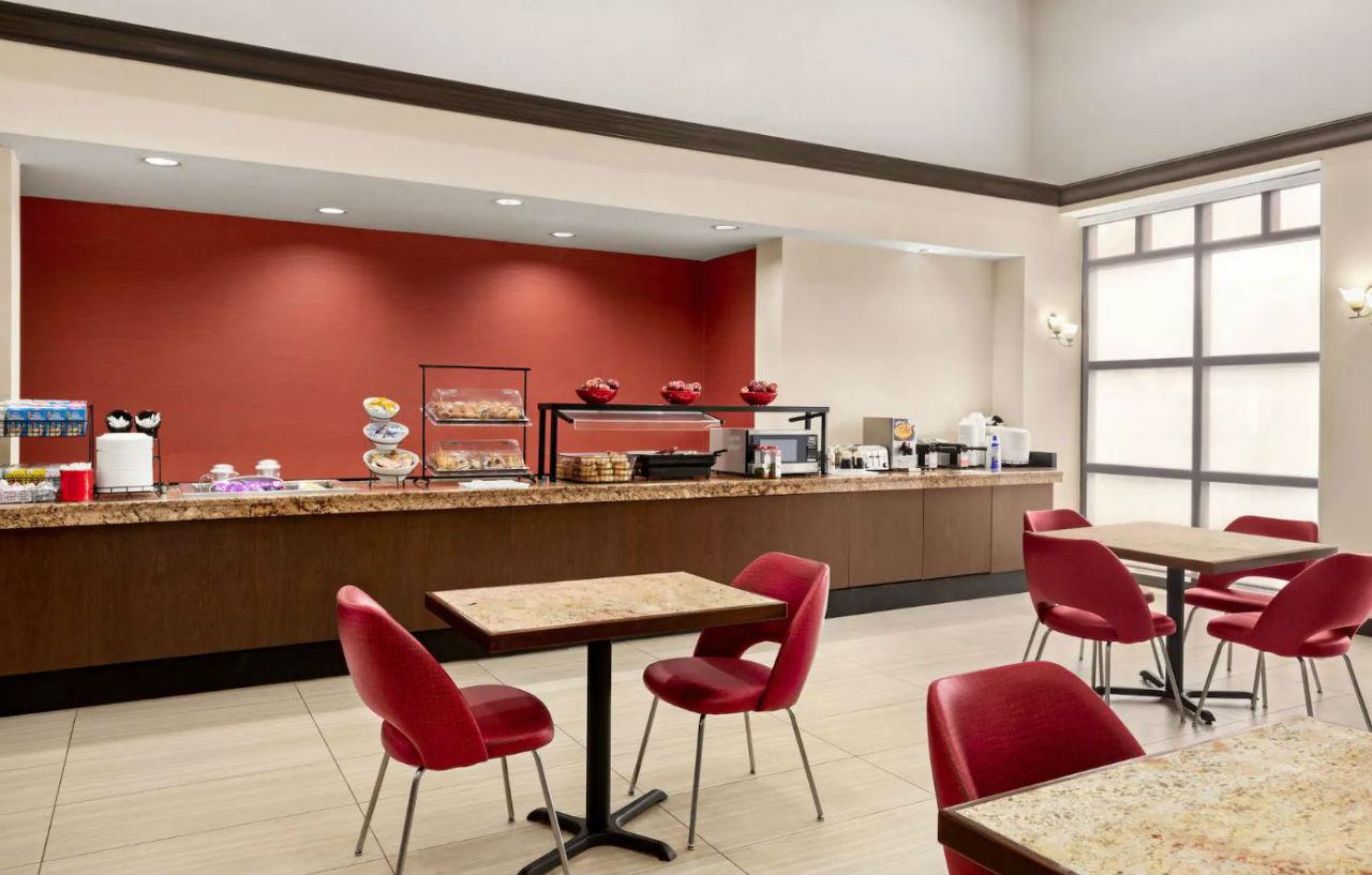 Ramada By Wyndham Airport- Free Airport Shuttle Hotel