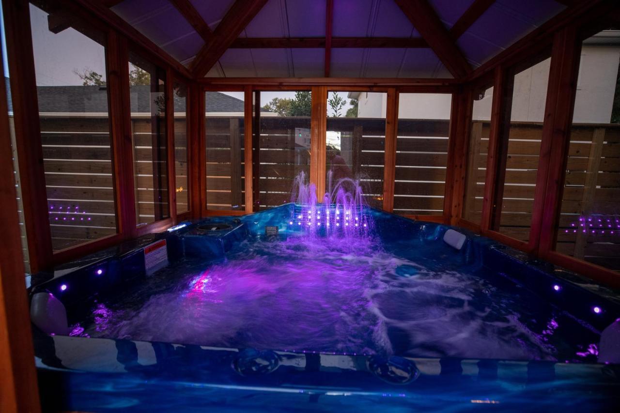 Holiday home Newly Constructed Modern Pet Friendly Zen With Private Theater & Hot Tub! *