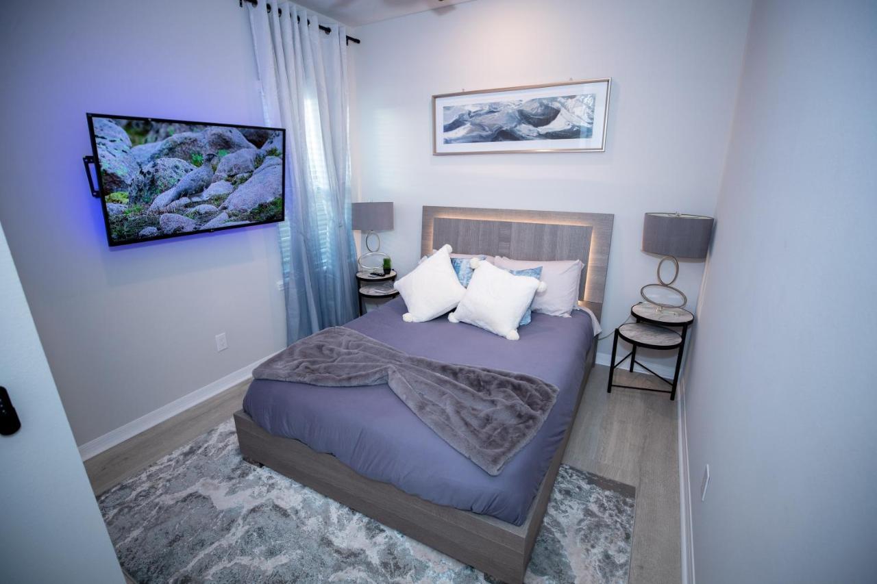 Newly Constructed Modern Pet Friendly Zen With Private Theater & Hot Tub!