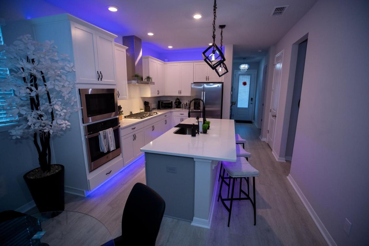 Holiday home Newly Constructed Modern Pet Friendly Zen With Private Theater & Hot Tub! *
