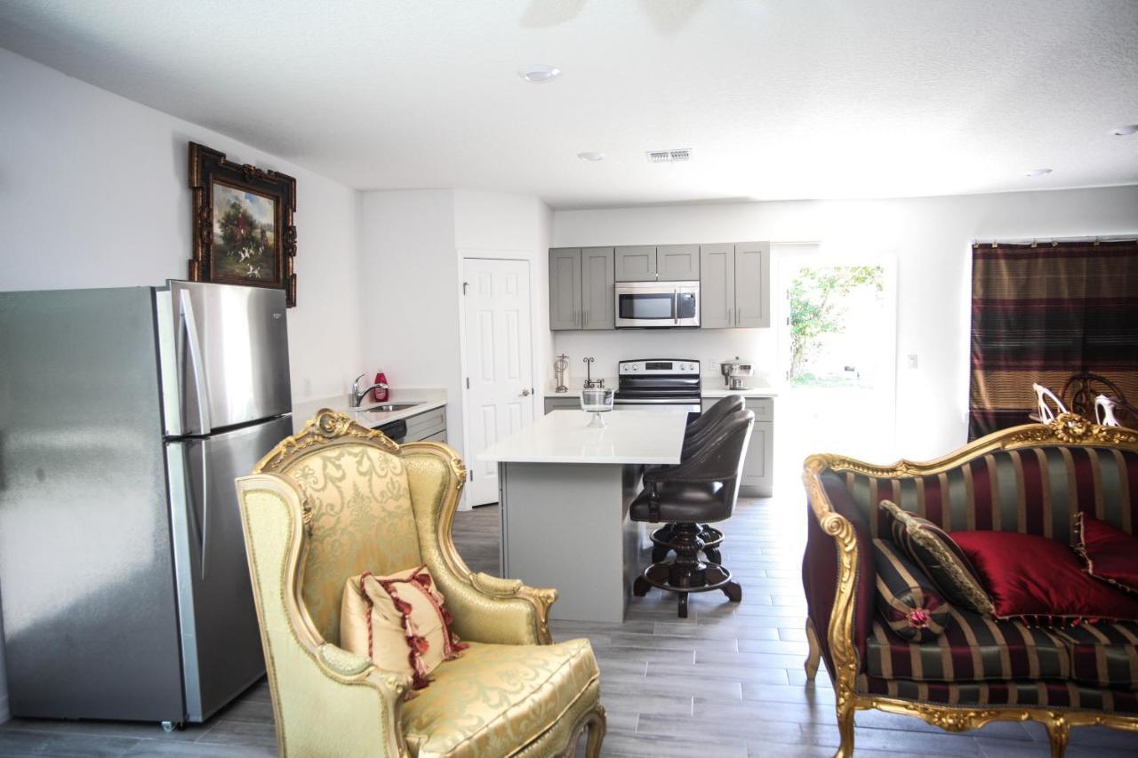 A Beautiful Queen Bedroom Guest house *