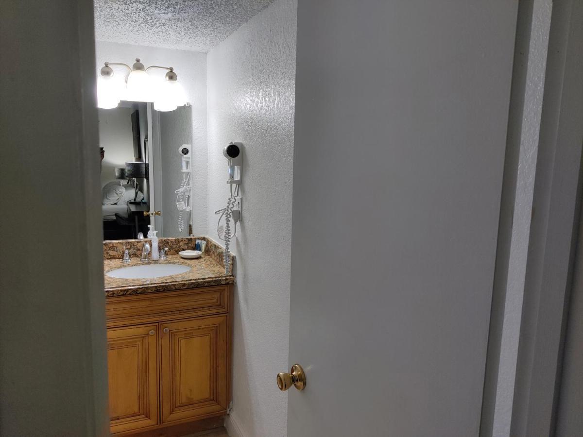Centauri Vacation Rentals: 2-bedroom With Free Parking Apartment *