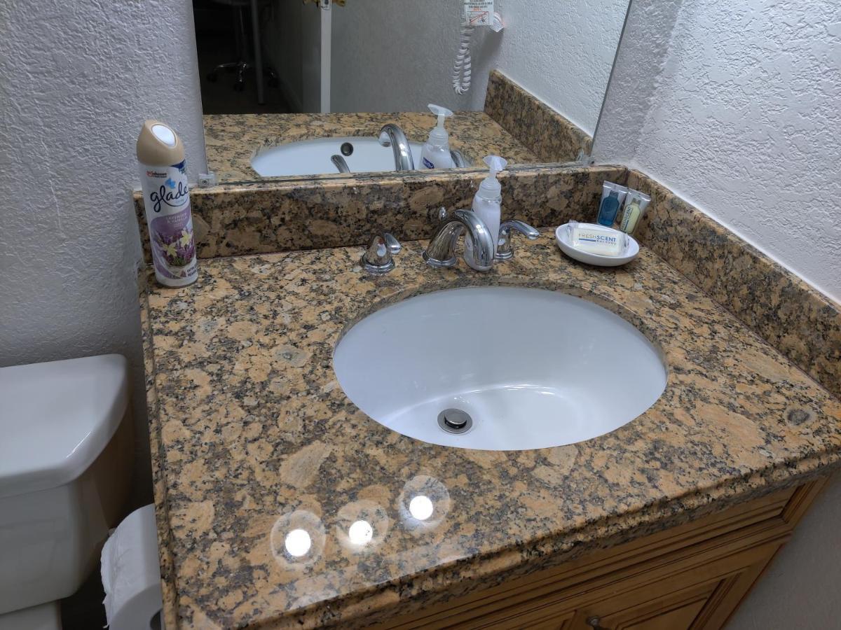 Centauri Vacation Rentals: 2-bedroom With Free Parking Apartment *