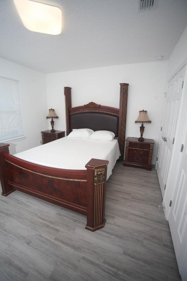 A Beautiful Queen Bedroom Orlando