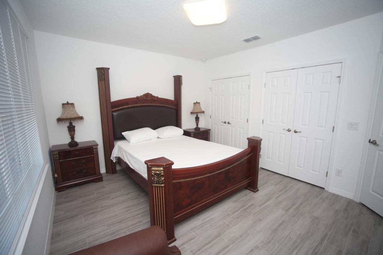 A Beautiful Queen Bedroom *