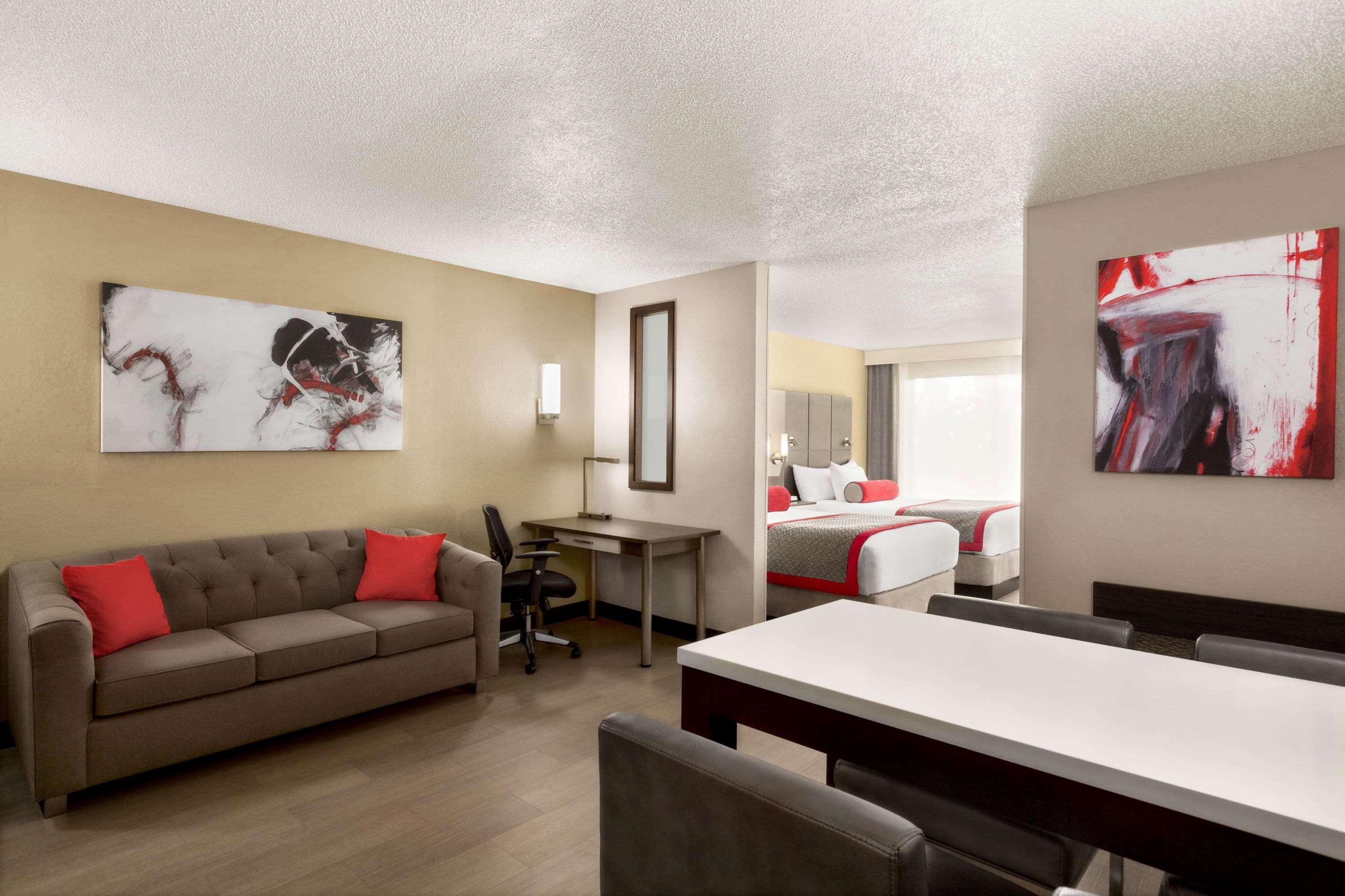 Ramada By Wyndham Airport- Free Airport Shuttle