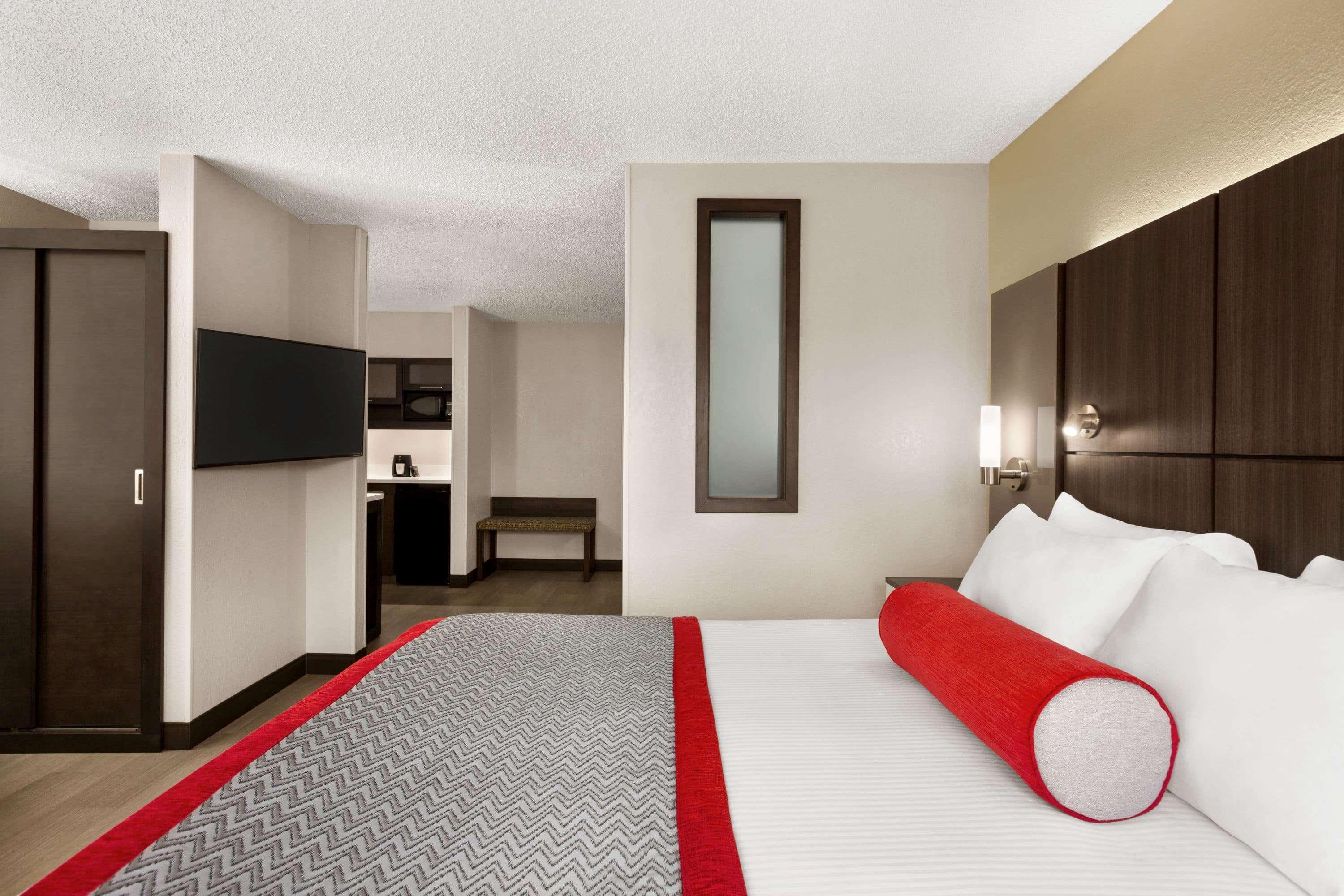 Ramada By Wyndham Airport- Free Airport Shuttle