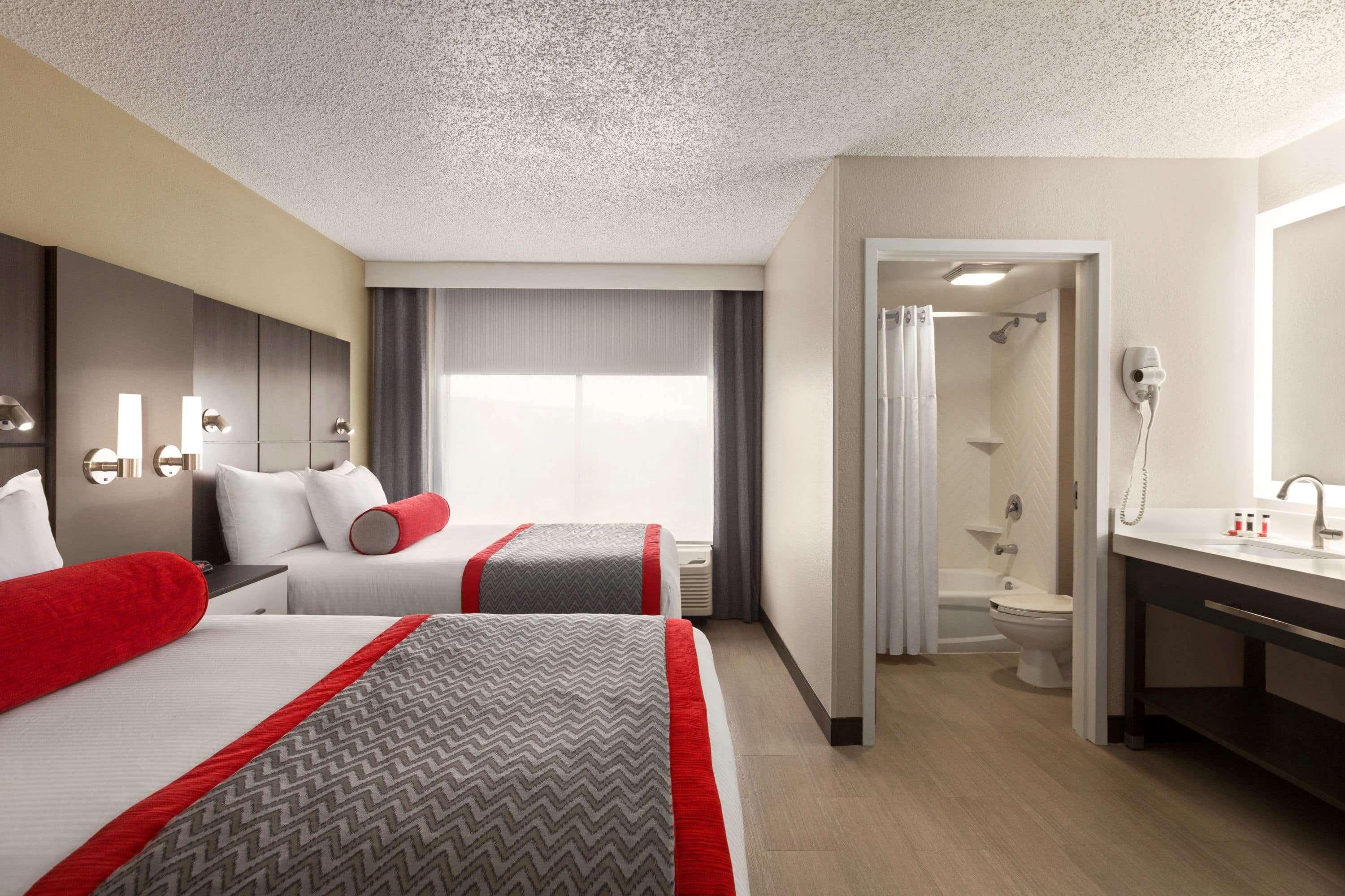 Ramada By Wyndham Airport- Free Airport Shuttle Hotel Orlando