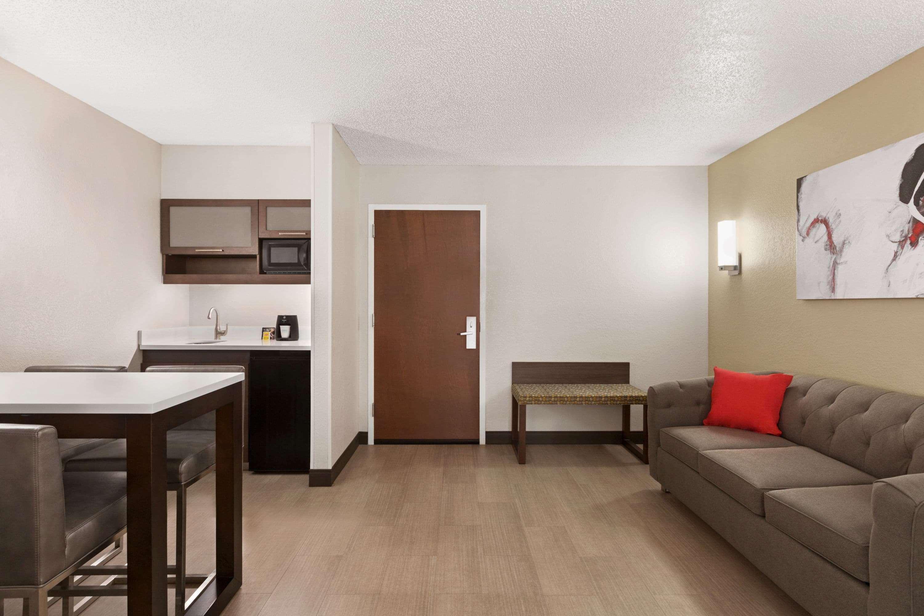Ramada By Wyndham Airport- Free Airport Shuttle Hotel 3*