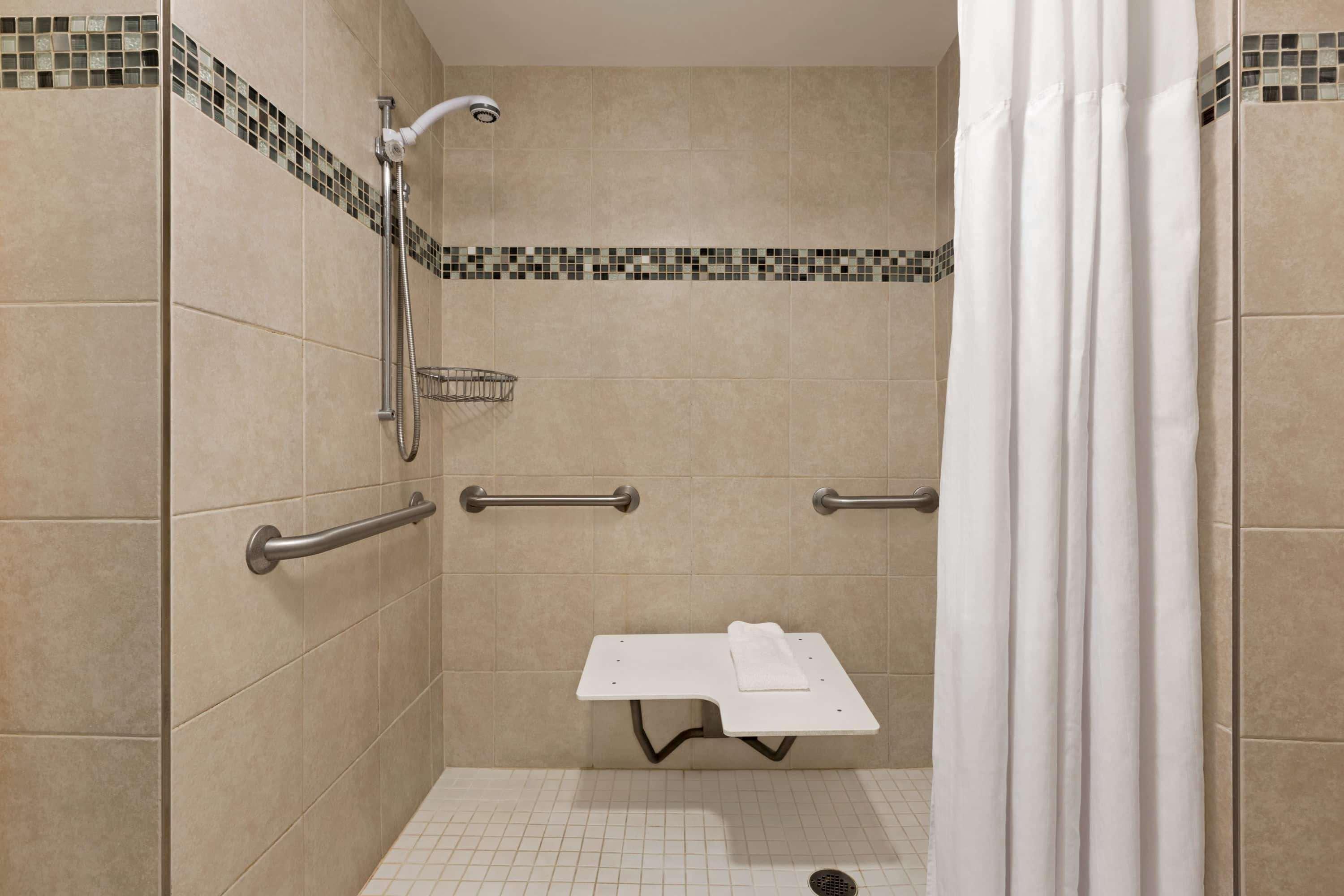 Ramada By Wyndham Airport- Free Airport Shuttle Hotel