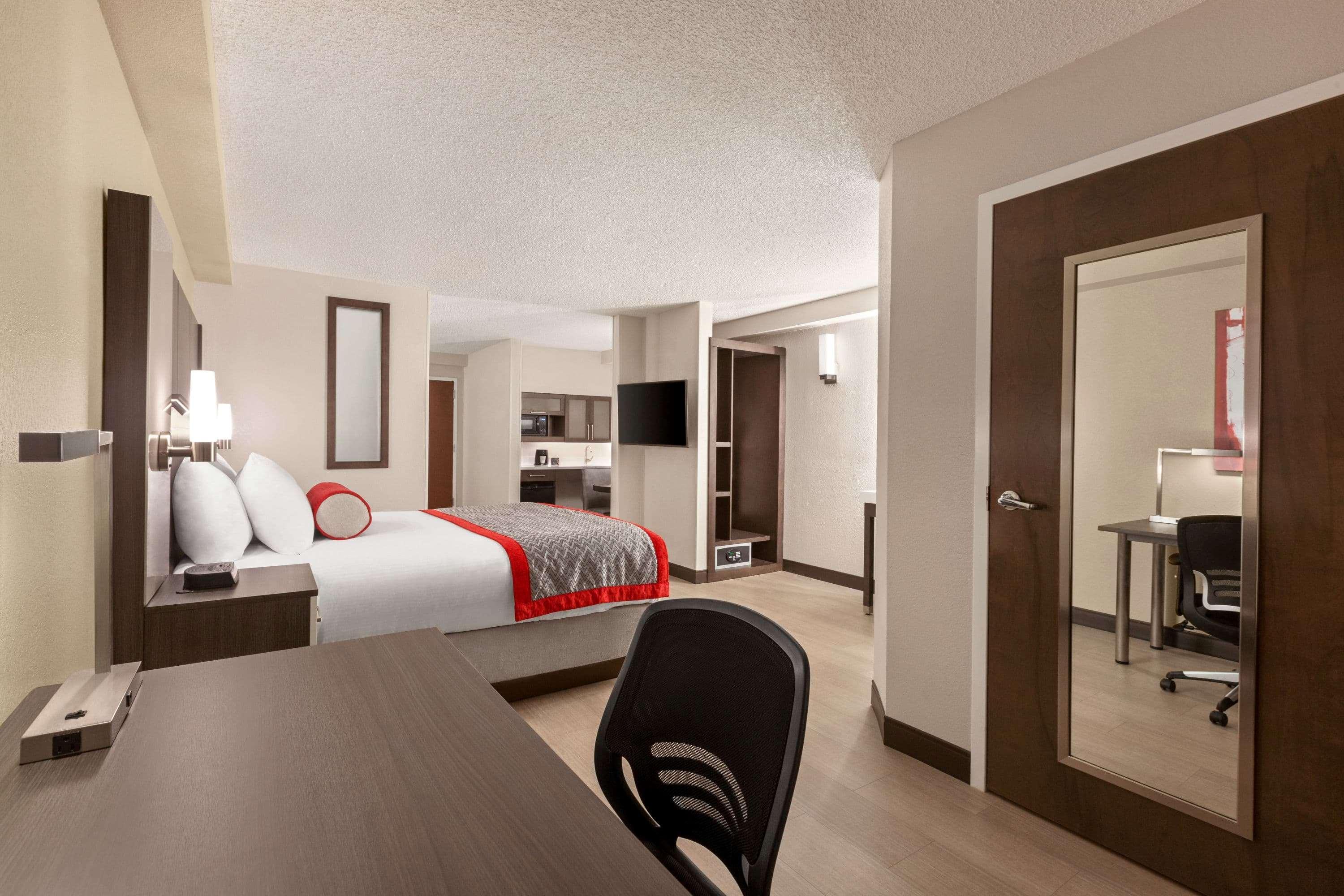 Hotel Ramada By Wyndham Airport- Free Airport Shuttle