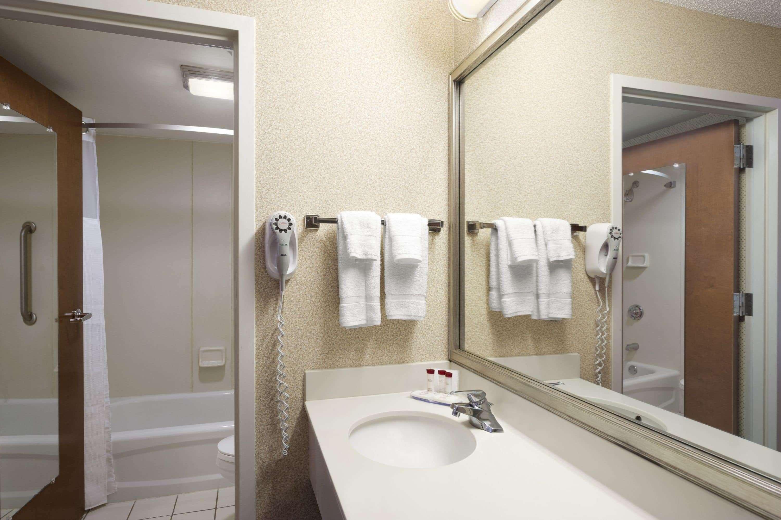 Ramada By Wyndham Airport- Free Airport Shuttle