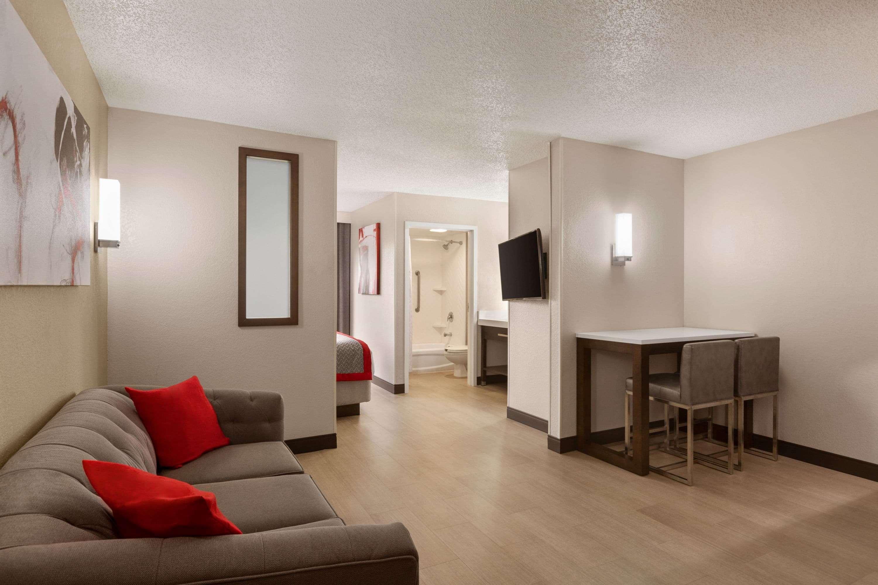 Hotel Ramada By Wyndham Airport- Free Airport Shuttle 3*