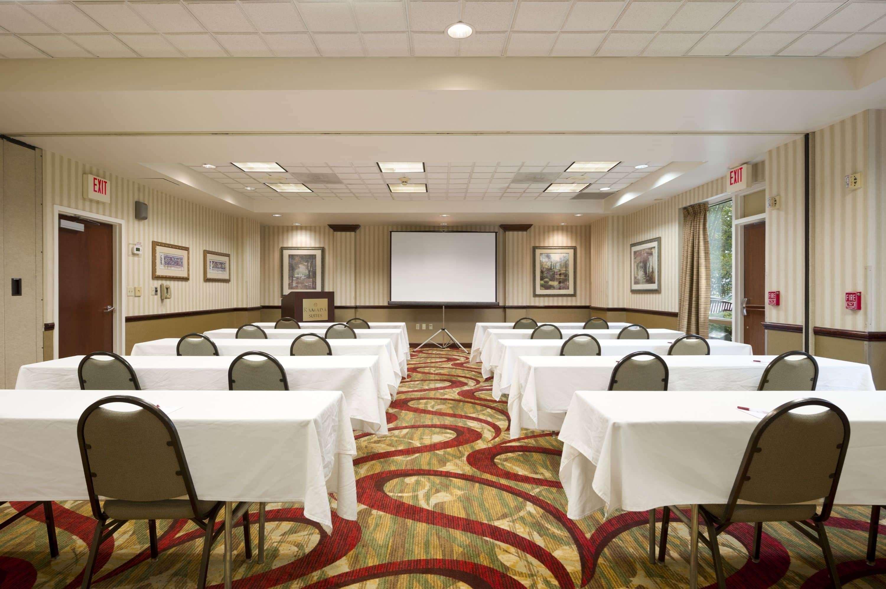 Ramada By Wyndham Airport- Free Airport Shuttle