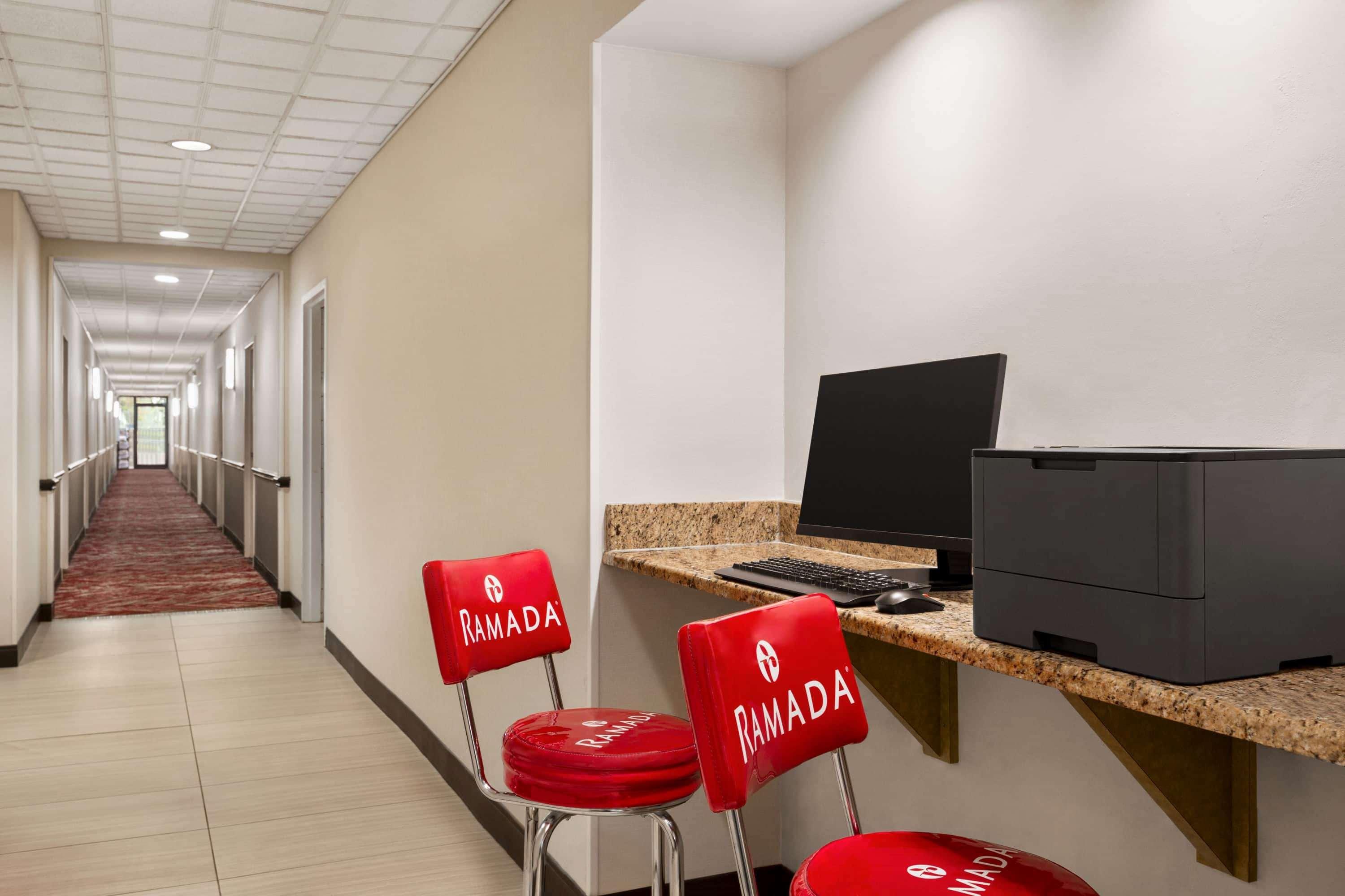 Ramada By Wyndham Airport- Free Airport Shuttle Orlando