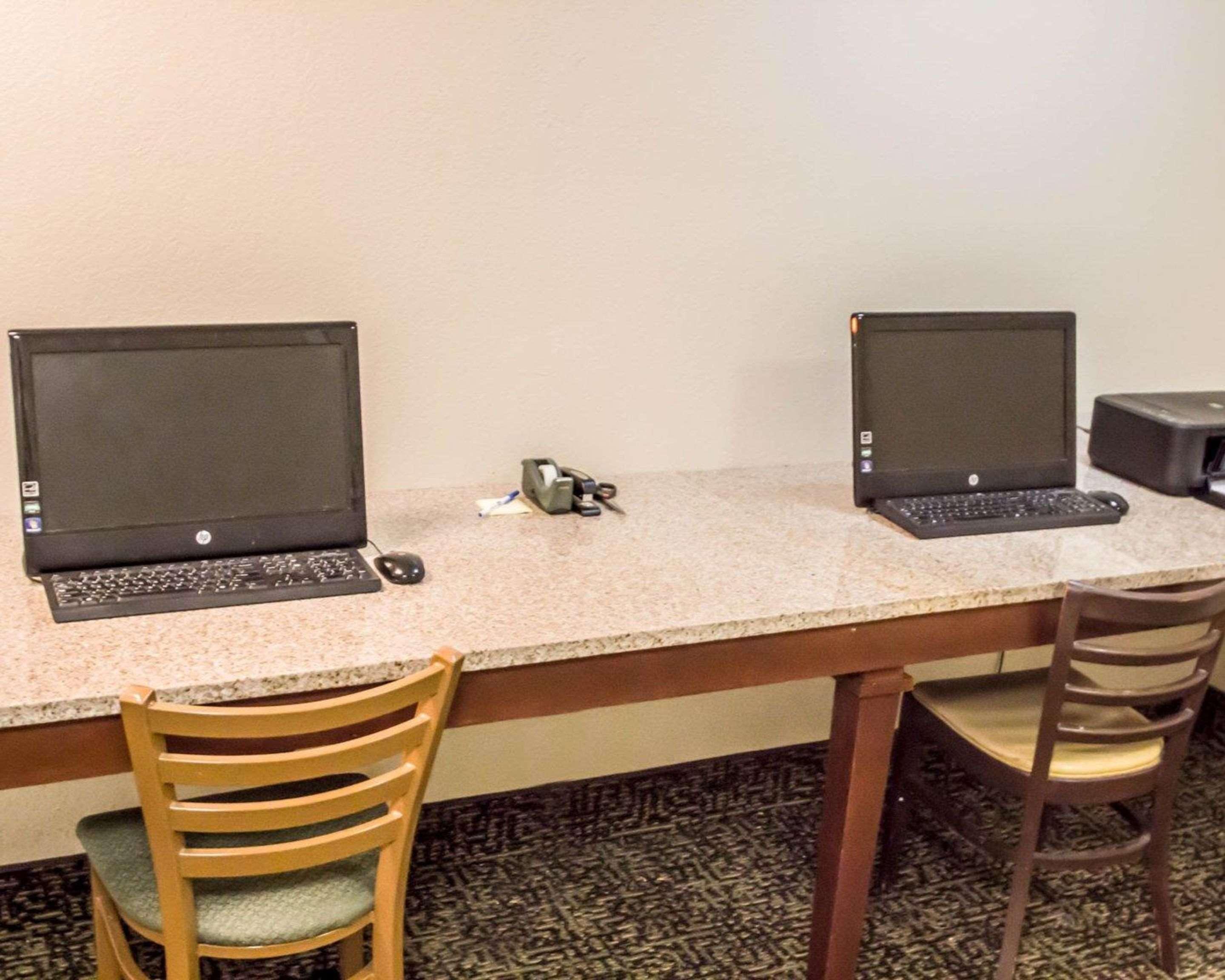 Quality & Winter Park Village Area Hotel 2*
