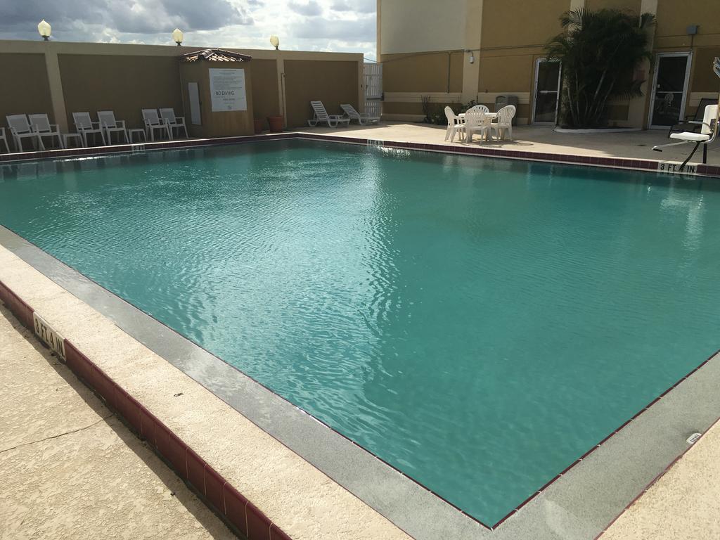Quality & Winter Park Village Area Hotel 2*