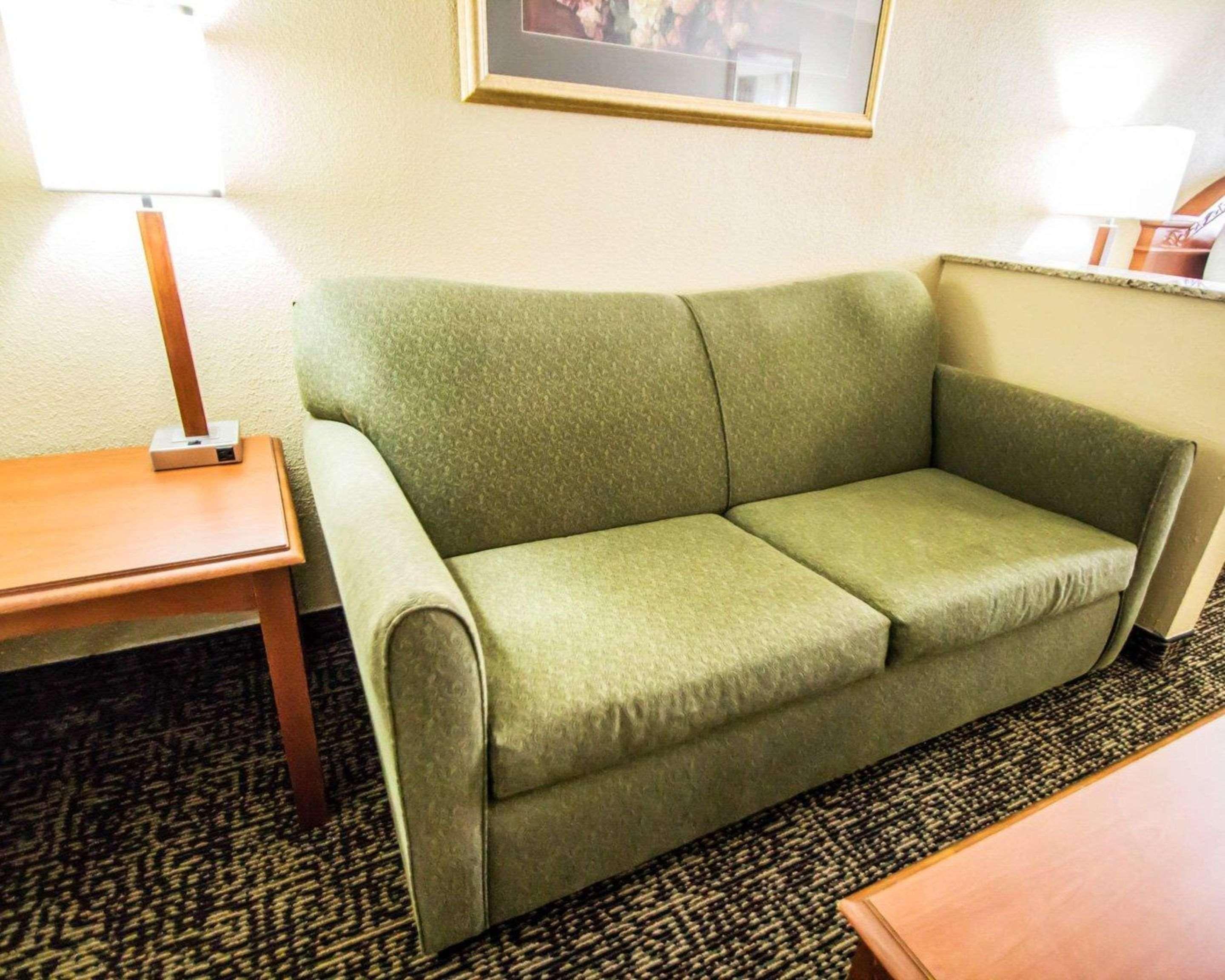 Quality & Winter Park Village Area Hotel 2*