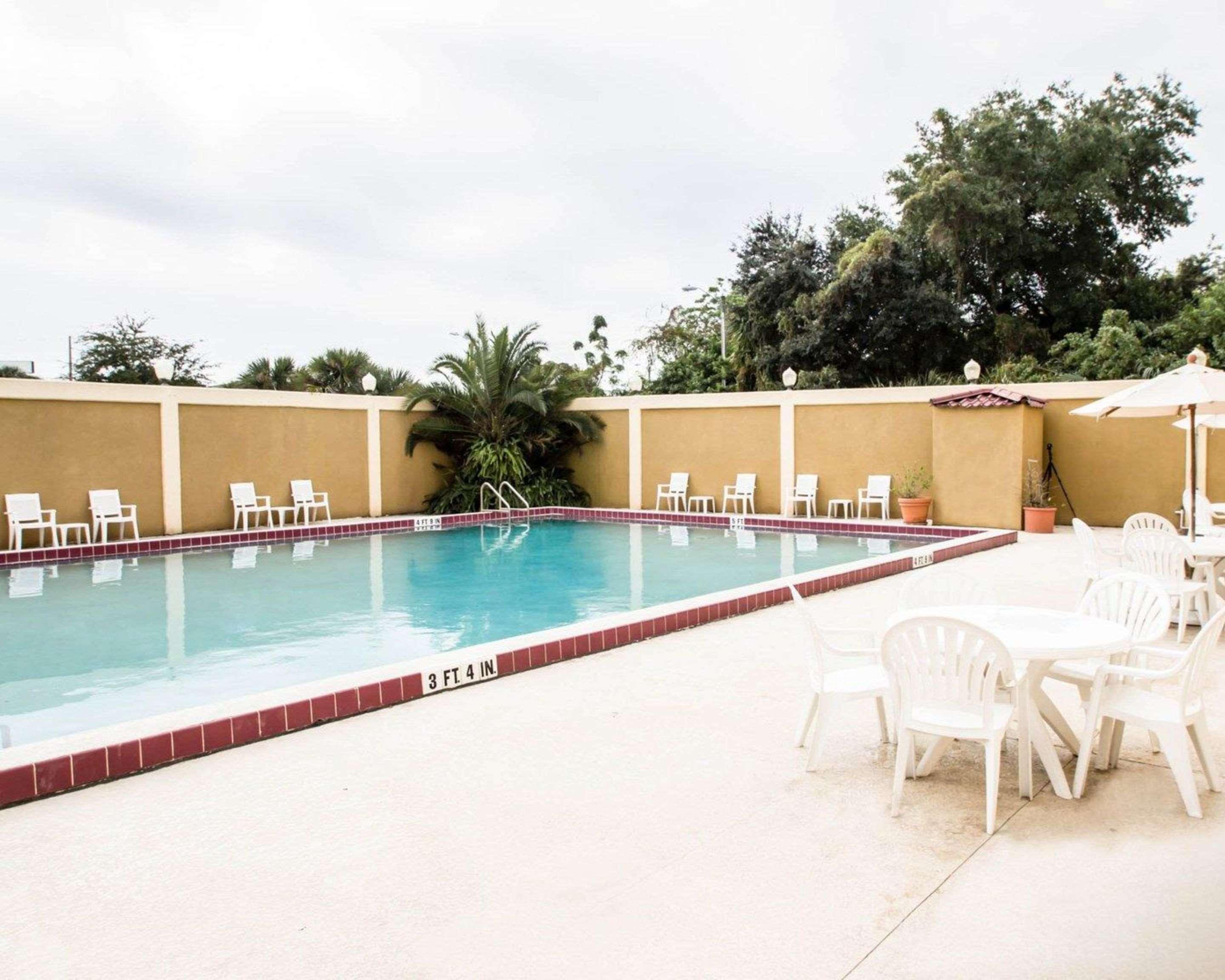 Quality & Winter Park Village Area Hotel 2*