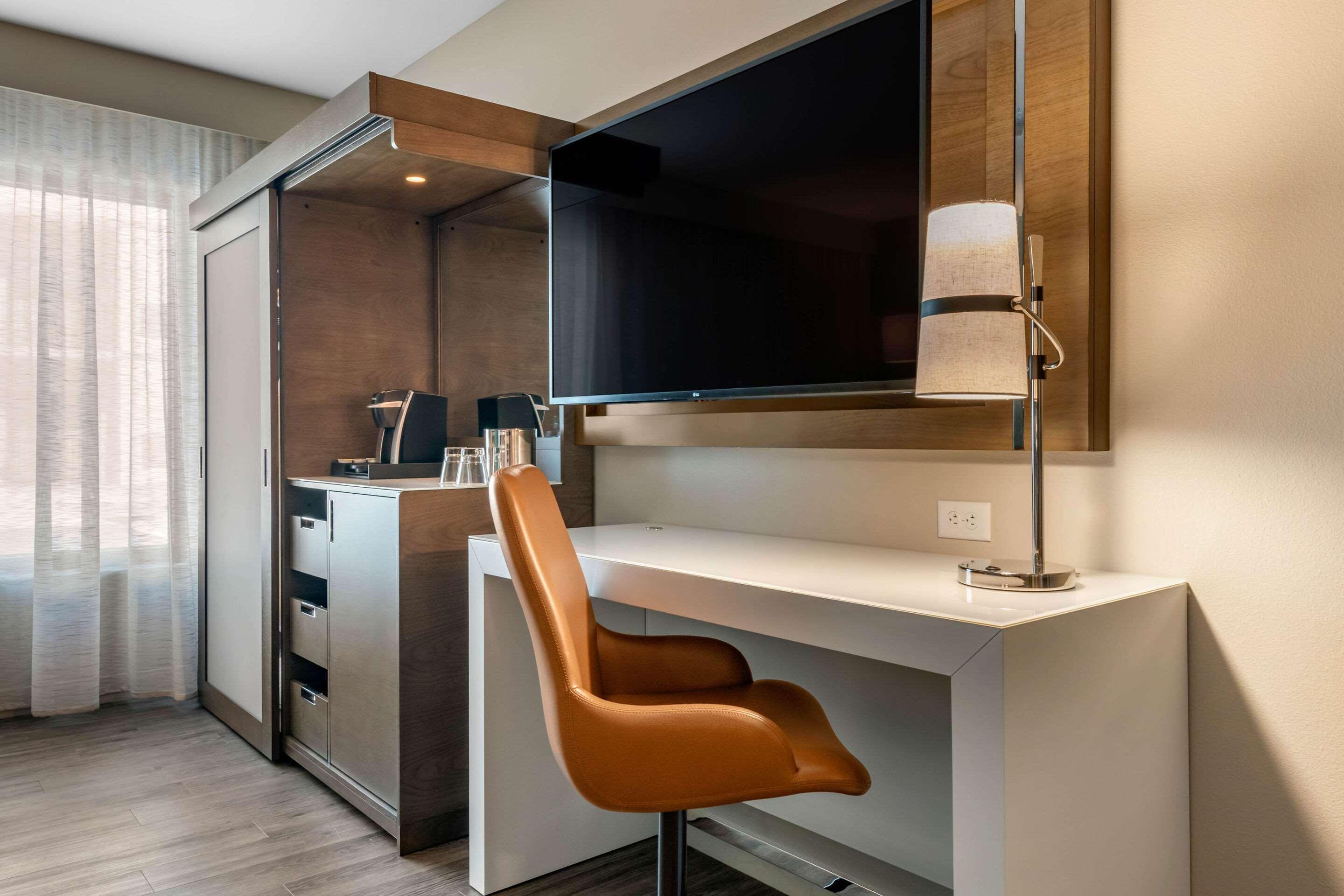 Hotel Cambria Airport 3*