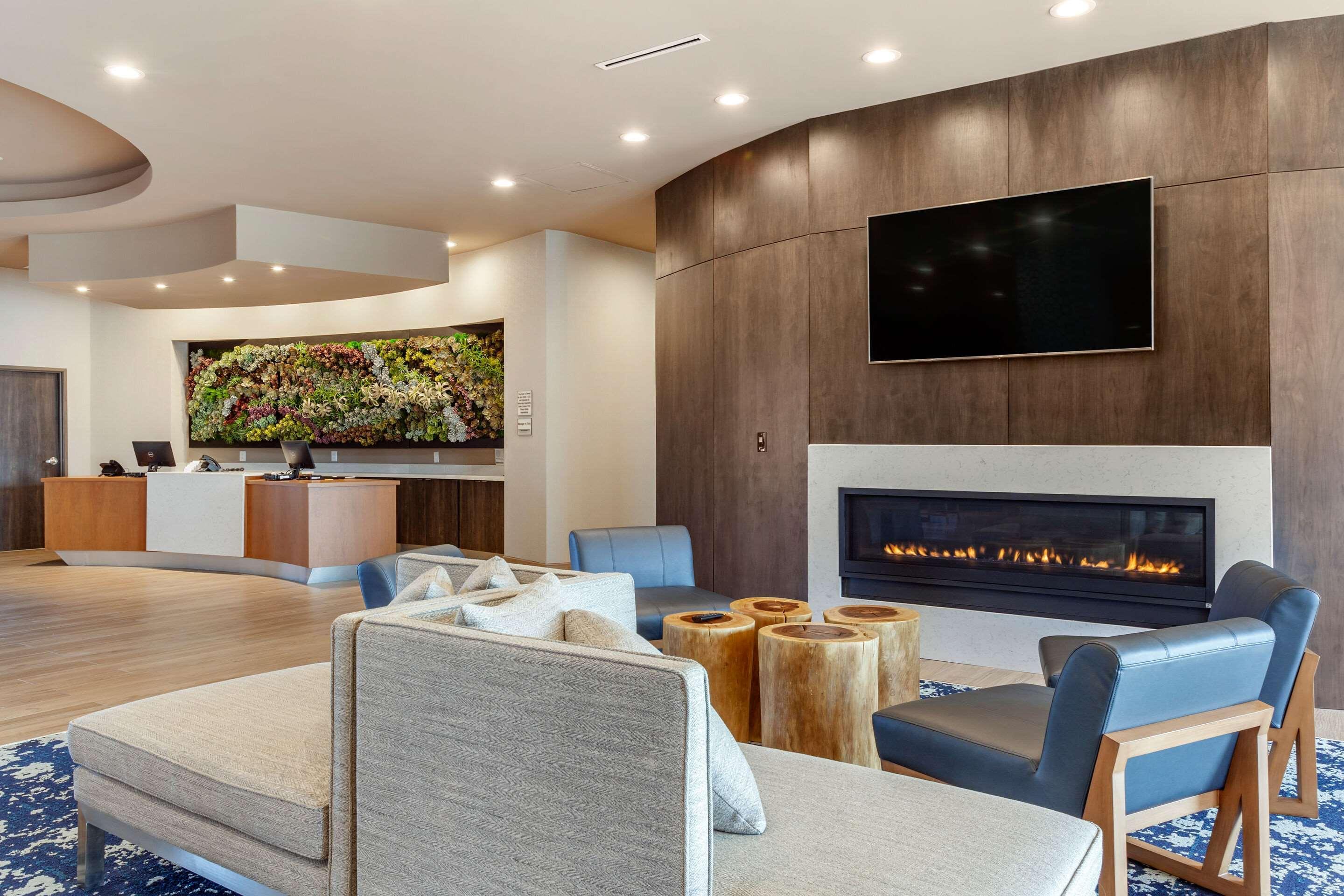 Hotel Cambria Airport
