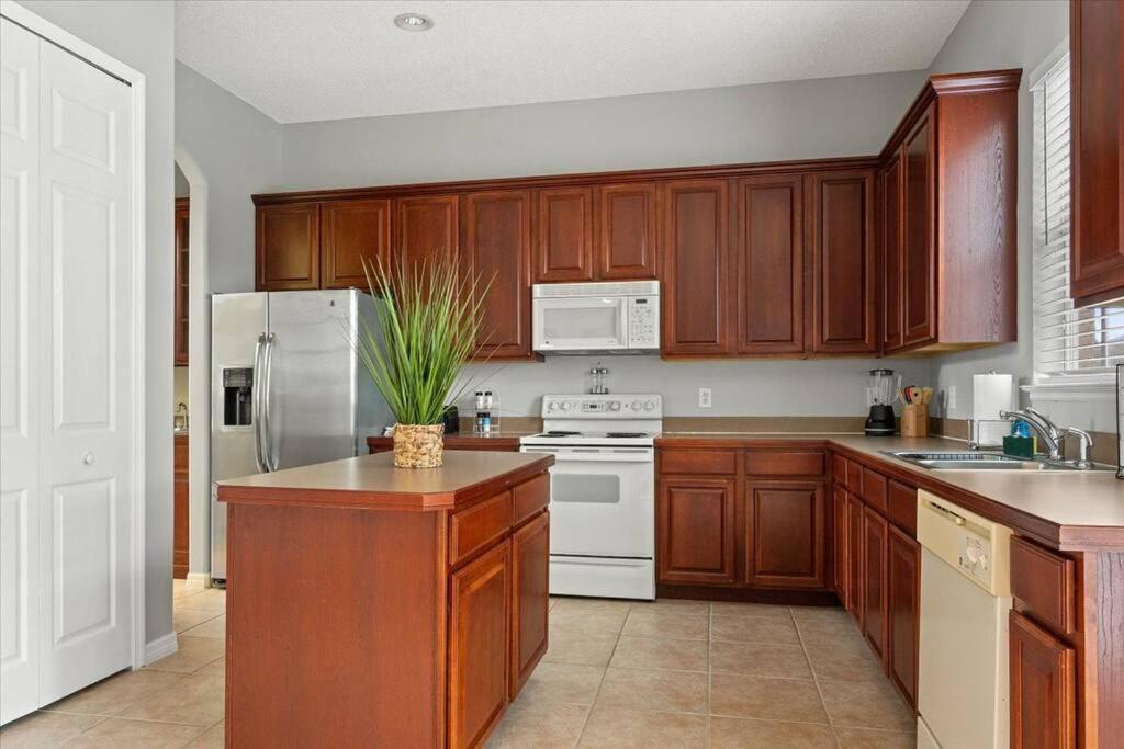 Long Stays! Lakefront - Gated Pool Holiday home