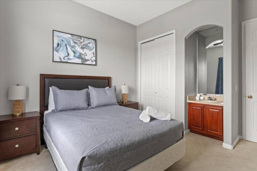 Long Stays! Lakefront - Gated Pool Holiday home *