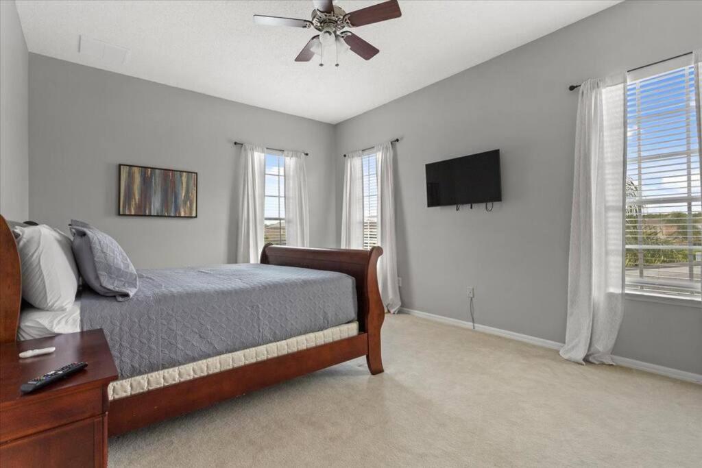 Holiday home Long Stays! Lakefront - Gated Pool