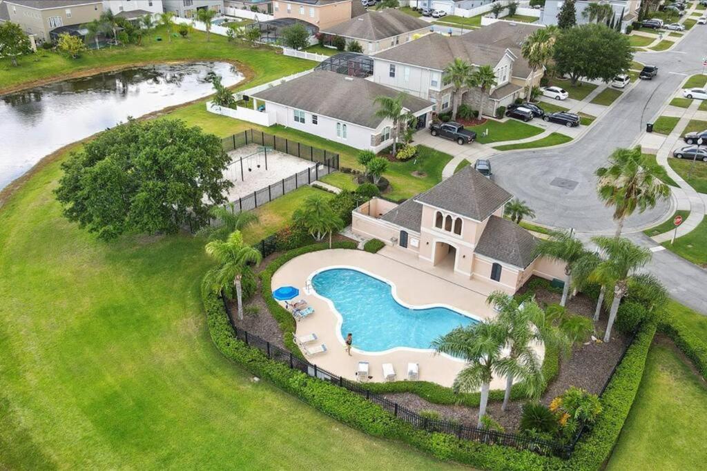 Long Stays! Lakefront - Gated Pool Holiday home