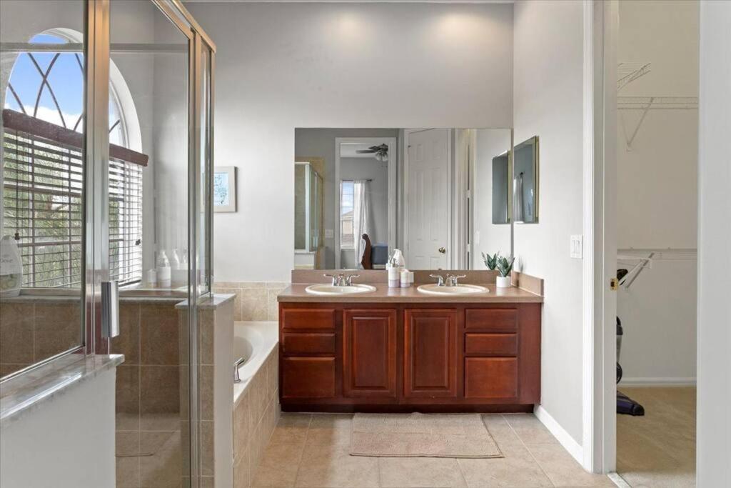 Holiday home Long Stays! Lakefront - Gated Pool Orlando