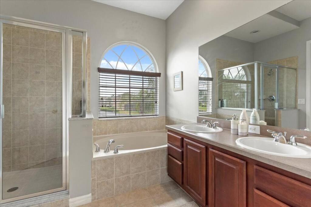 Long Stays! Lakefront - Gated Pool Holiday home Orlando