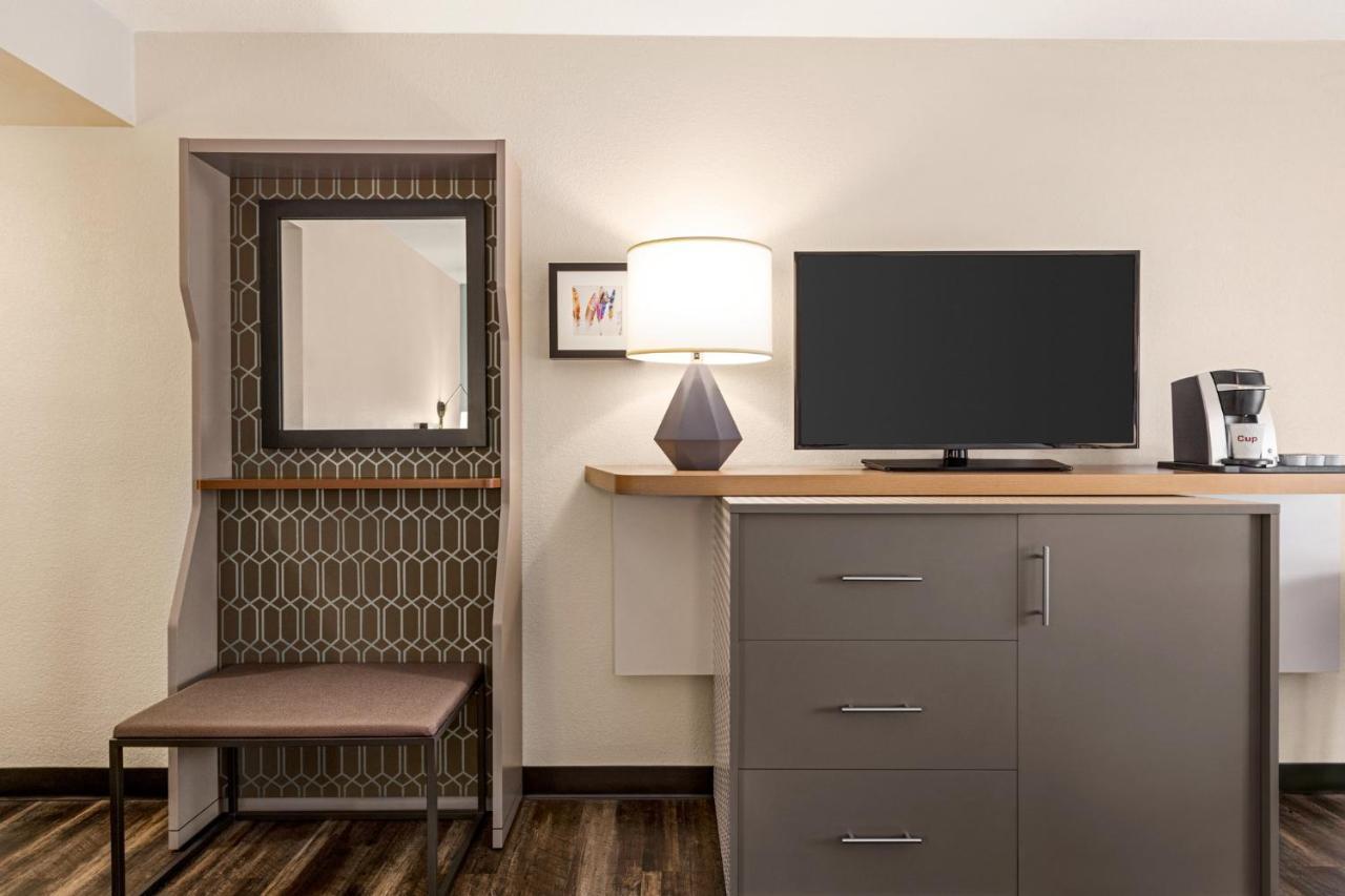 International Airport By Ihg Hotel 3*