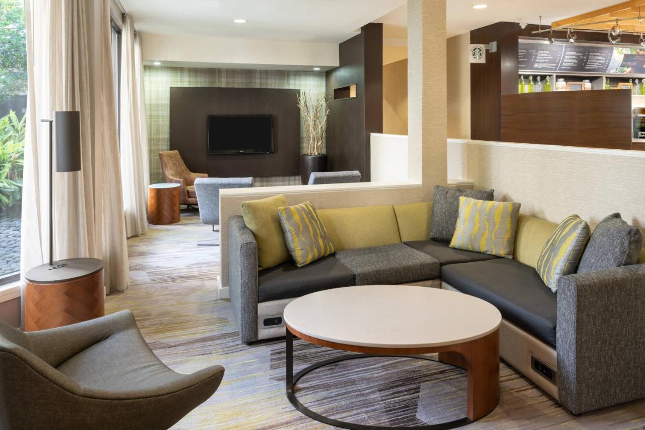 Courtyard By Marriott Airport Hotel