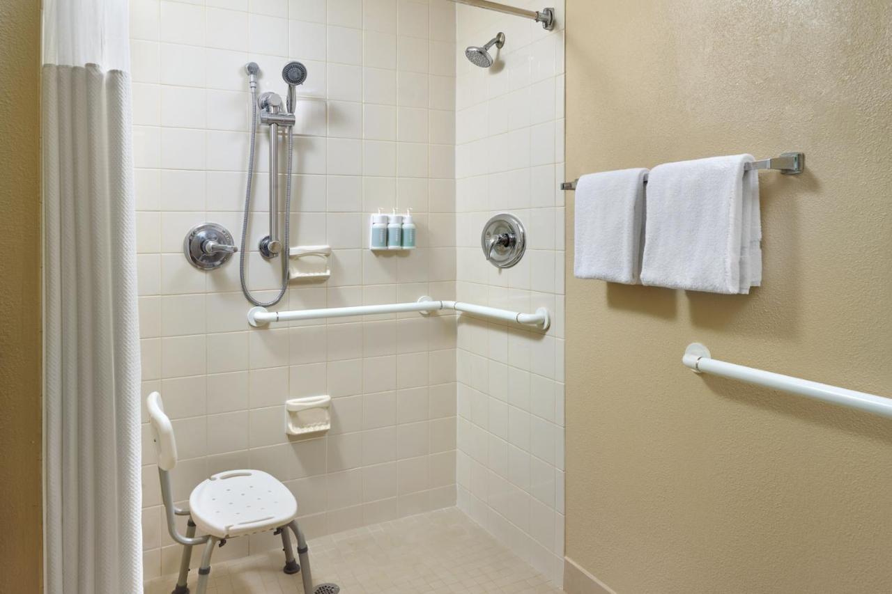 Hotel Courtyard By Marriott Airport